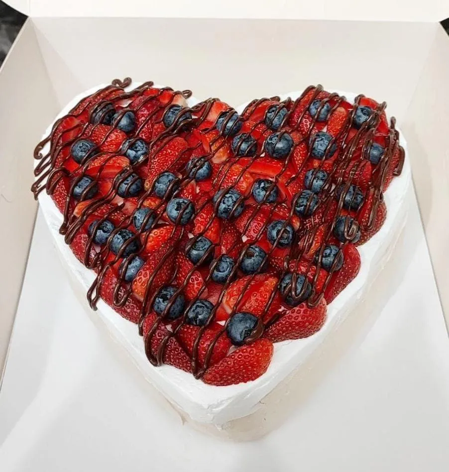 Pavlova Cake Hear Mix Berries 9 inch