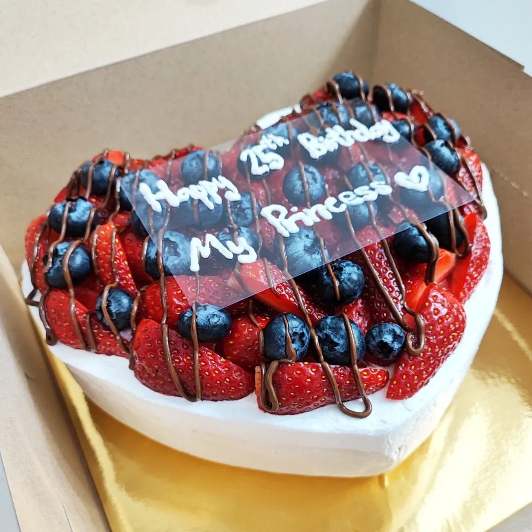 Pavlova Cake Heart Mix Berries 9 Inch 3